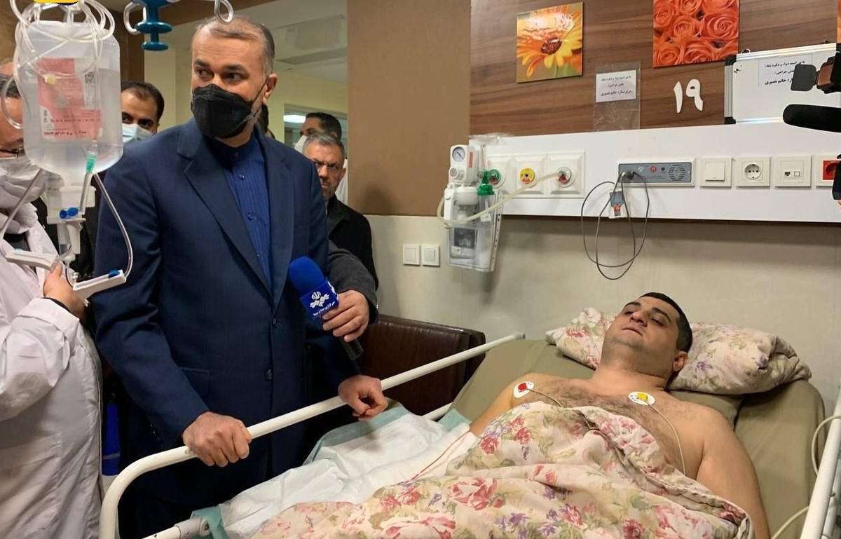 عیادت امیرعبداللهیان از مجروحان حادثه سفارت جمهوری آذربایجان