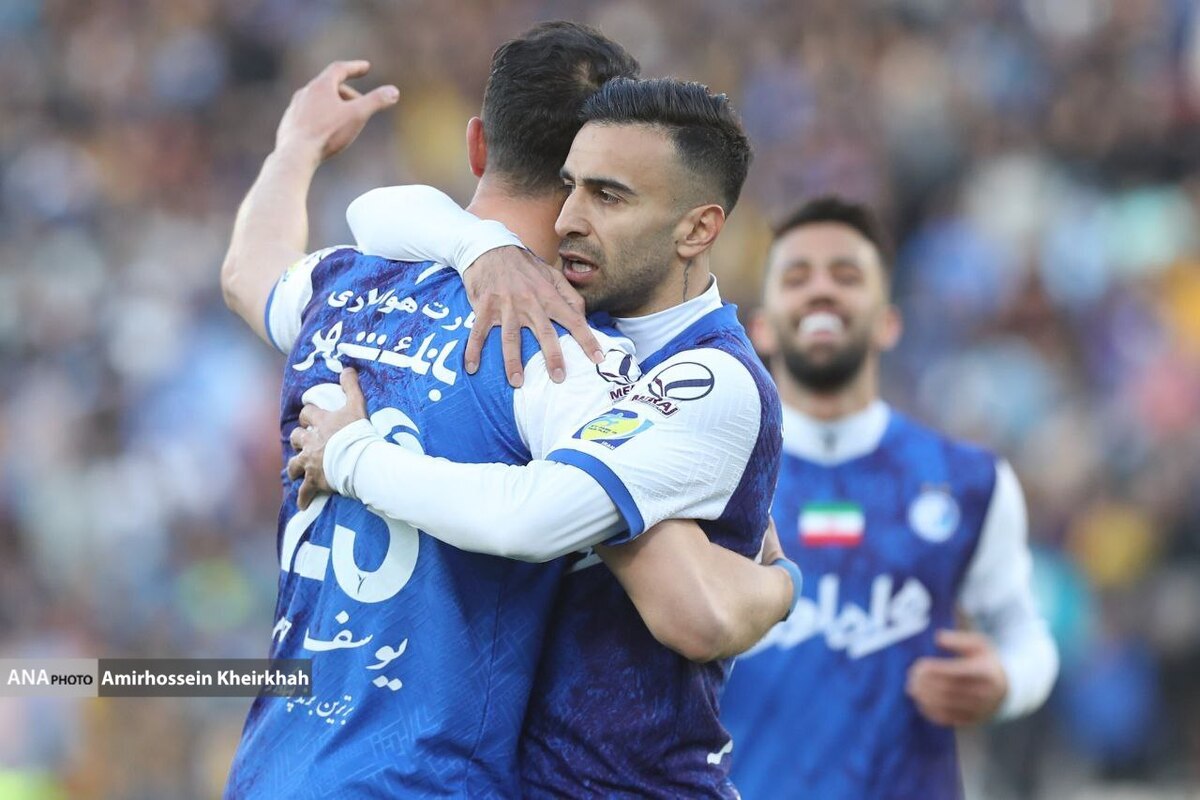 سهیم شدن سرمربی پرتغالی با هواداران در شب پیروزی استقلال+ تصاویر