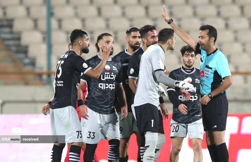 بماند///از پنالتی جنجالی به ضرر تراکتور تا نخستین شکست پرسپولیس