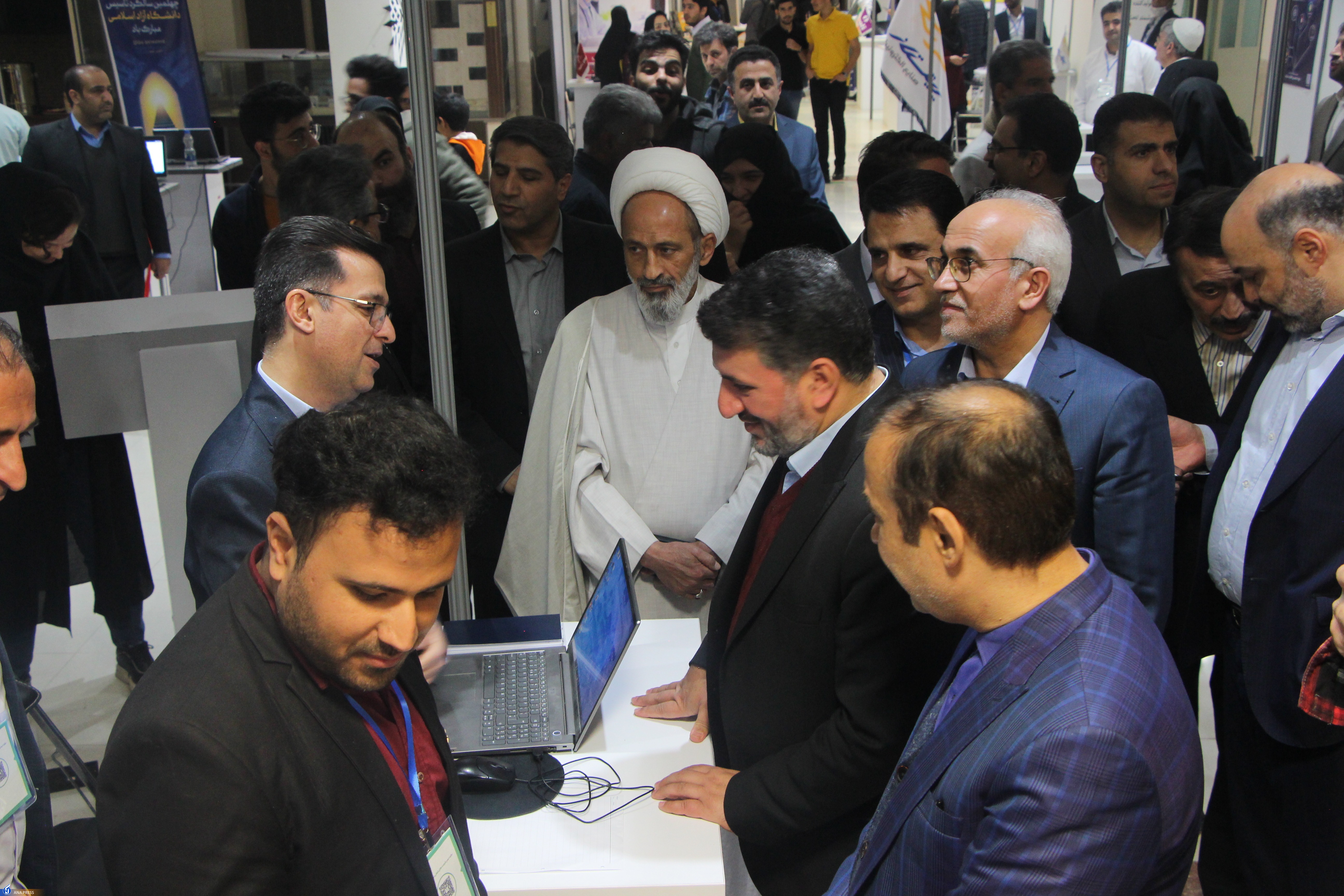 نخستین نمایشگاه کار استان یزد در دانشگاه آزاد اسلامی گشایش یافت