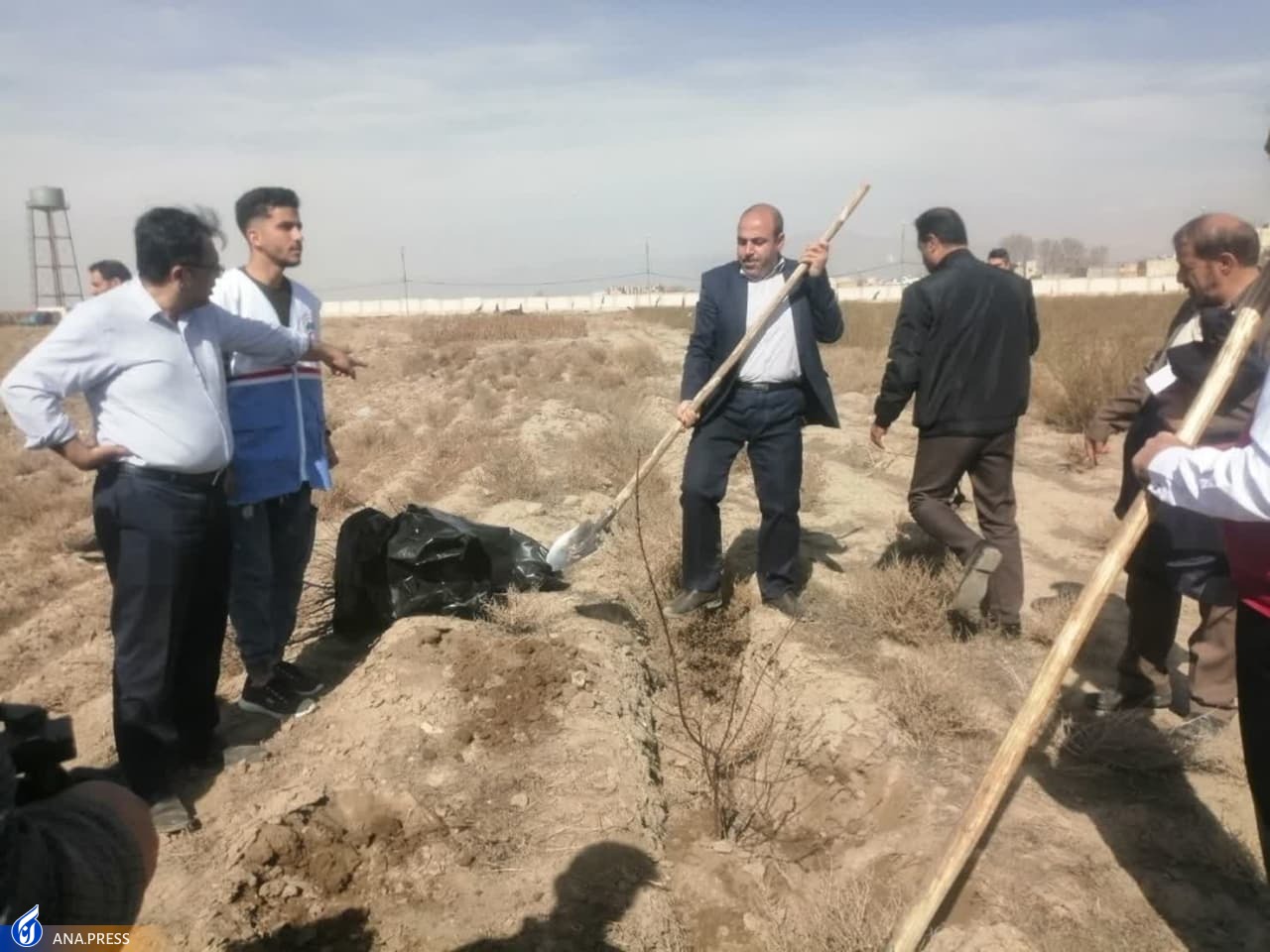 غرس ۳ هزار و ۹۷ اصله نهال به یاد شهدای دانشجو در دانشگاه آزاد ملارد