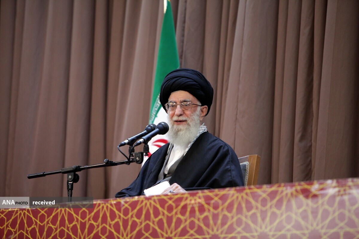 رهبر معظم انقلاب در حرم رضوی سخنرانی می‌کنند
