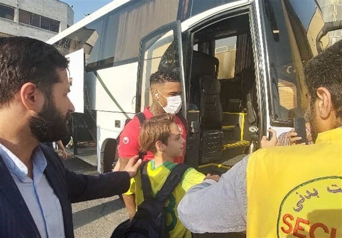 لوکادیا در محاصره هواداران/ حضور اسکوچیچ و انتقاد سرخپوشان از چمن ورزشگاه + عکس