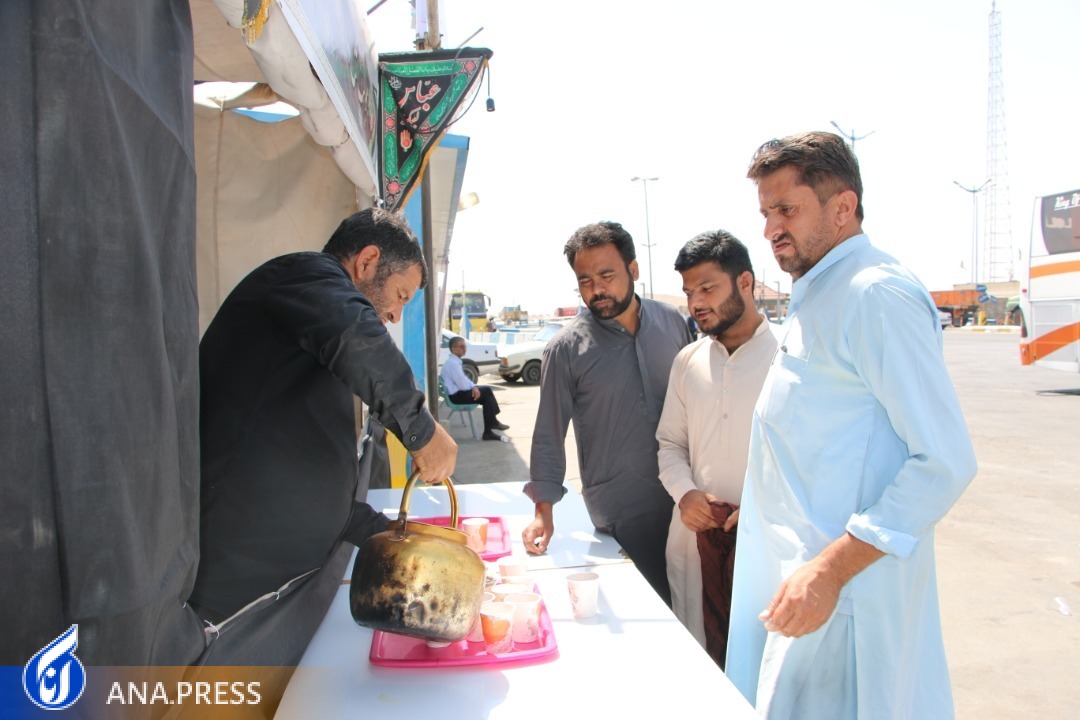 خدمترسانی دانشگاهیان به زائران پاکستانی در موکب شهدا خدمترسانی دانشگاهیان به زائران پاکستانی در موکب شهدا