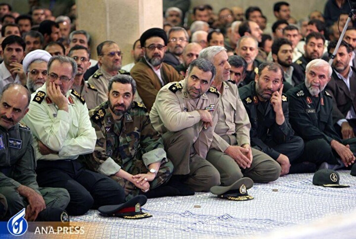 دیدار فرماندهان پیشکسوت و خانوادههای شهدا با رهبر معظم انقلاب در آغاز هفته دفاع مقدس