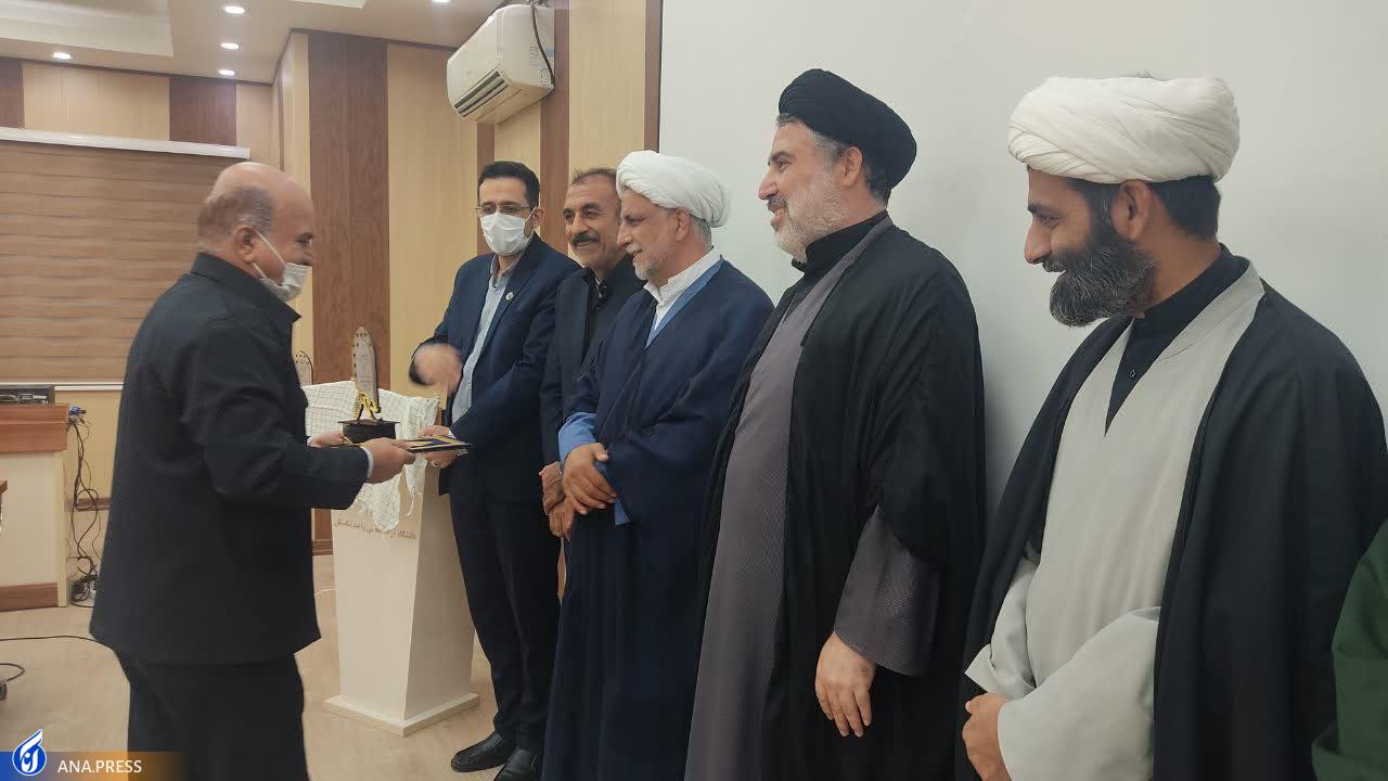 جزئیاتی از همایش «حماسهنگاران عشق و ایثار» جزئیاتی از همایش «حماسهنگاران عشق و ایثار»