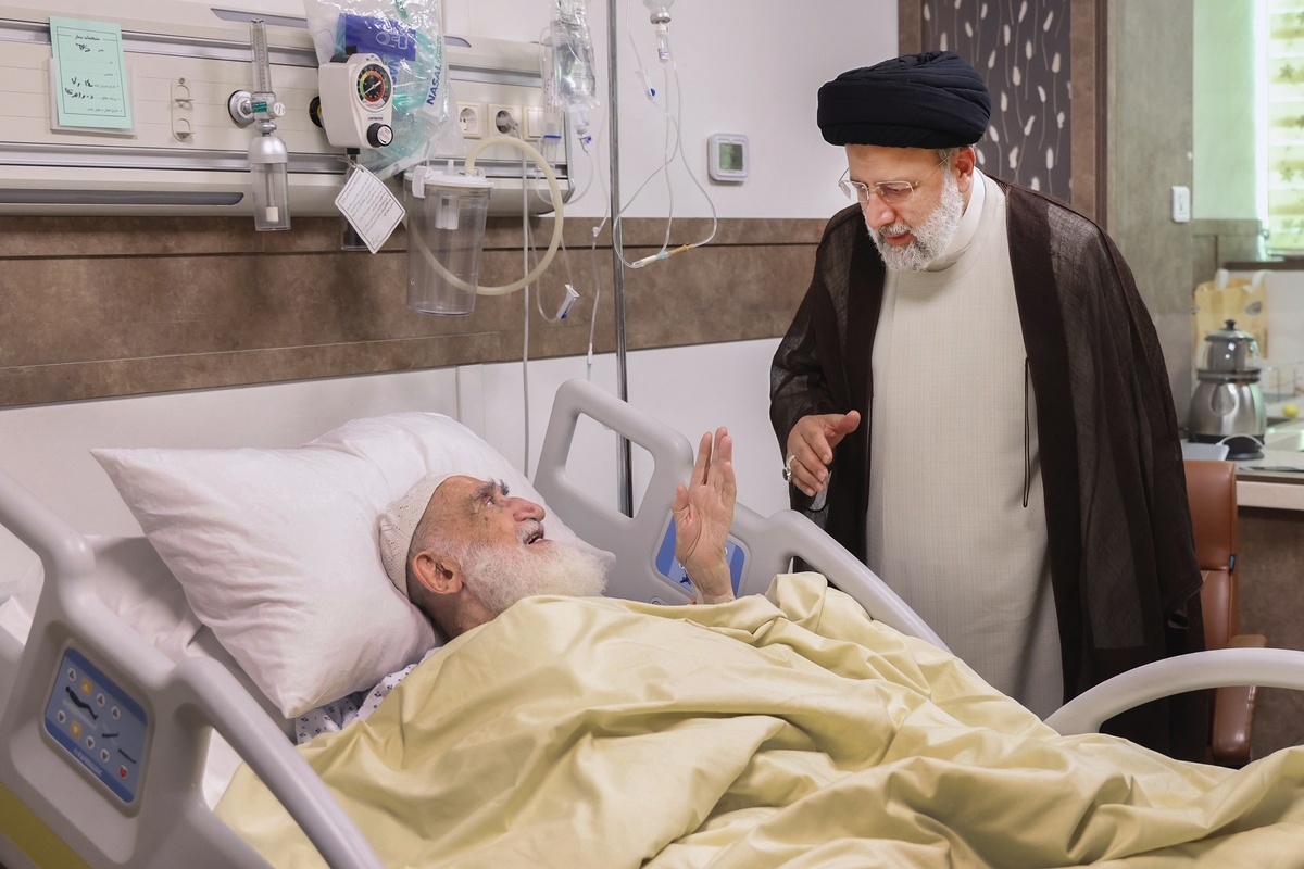 رئیس جمهور از آیتالله العظمی نوری همدانی عیادت کرد
