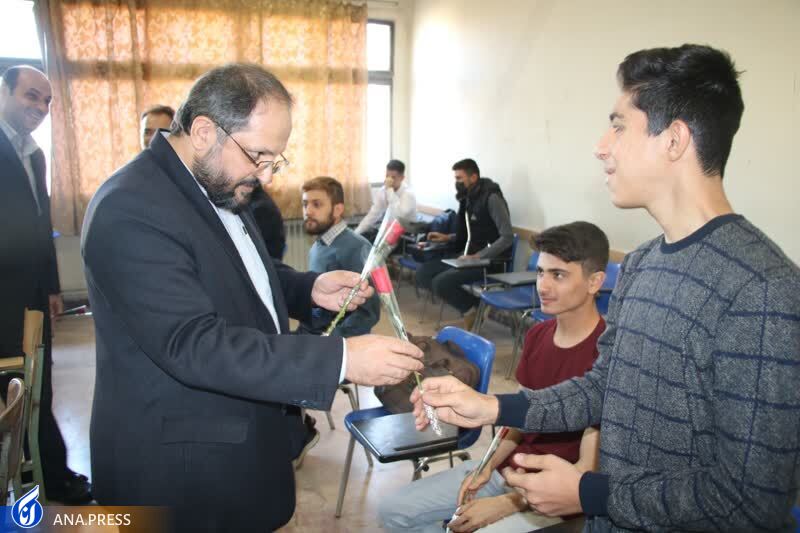 اهدای شاخه گل توسط دکتر جهان&zwnj;بین به دانشجویان دانشگاه آزاد اسلامی تبریز