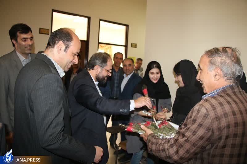 اهدای شاخه گل توسط دکتر جهان&zwnj;بین به دانشجویان دانشگاه آزاد اسلامی تبریز