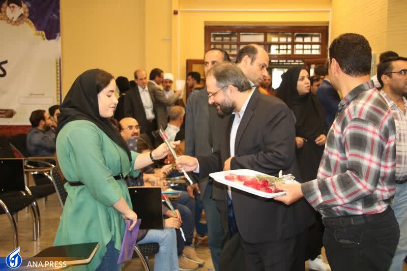 اهدای شاخه گل توسط دکتر جهان&zwnj;بین به دانشجویان دانشگاه آزاد اسلامی تبریز