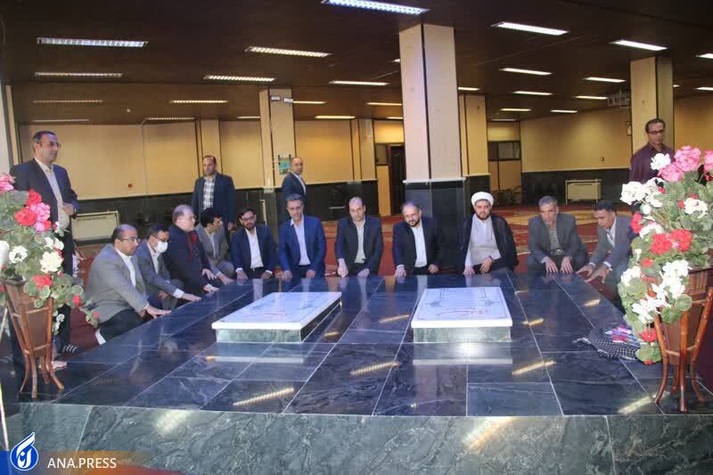 اهدای شاخه گل توسط دکتر جهان&zwnj;بین به دانشجویان دانشگاه آزاد اسلامی تبریز