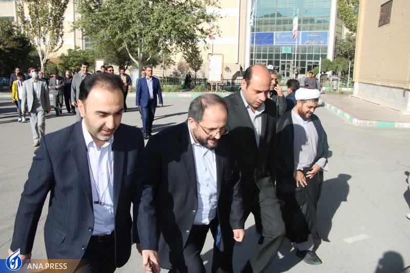 اهدای شاخه گل توسط دکتر جهان&zwnj;بین به دانشجویان دانشگاه آزاد اسلامی تبریز