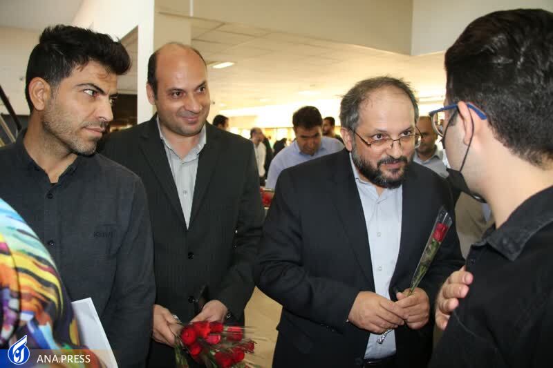 اهدای شاخه گل توسط دکتر جهان&zwnj;بین به دانشجویان دانشگاه آزاد اسلامی تبریز