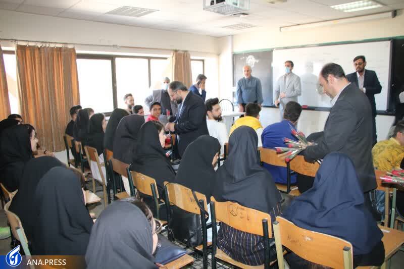 اهدای شاخه گل توسط دکتر جهان&zwnj;بین به دانشجویان دانشگاه آزاد اسلامی تبریز