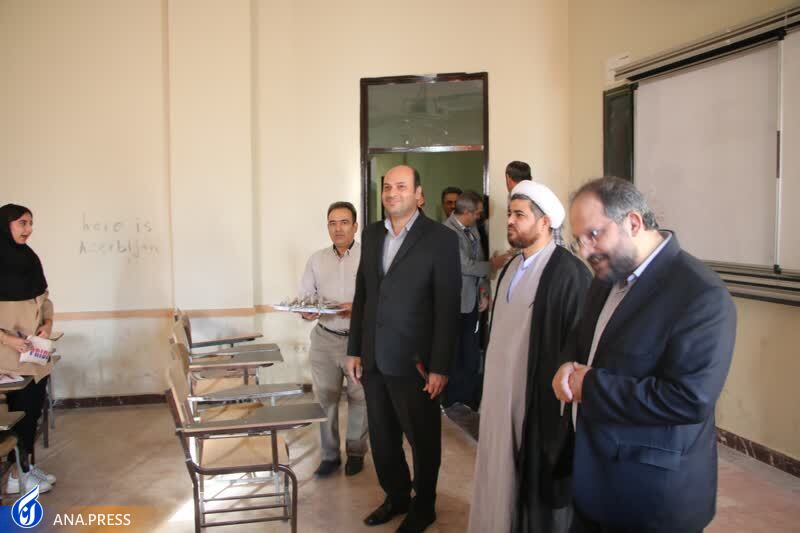 اهدای شاخه گل توسط دکتر جهان&zwnj;بین به دانشجویان دانشگاه آزاد اسلامی تبریز