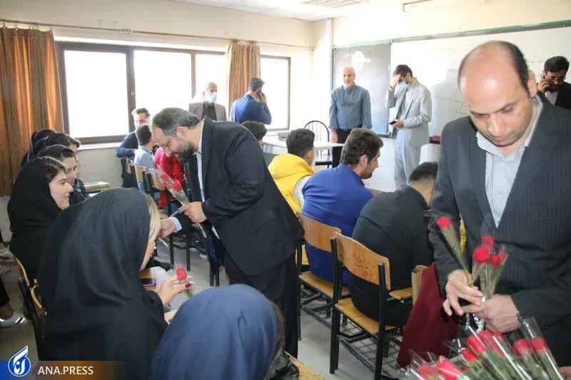 اهدای شاخه گل توسط دکتر جهان&zwnj;بین به دانشجویان دانشگاه آزاد اسلامی تبریز