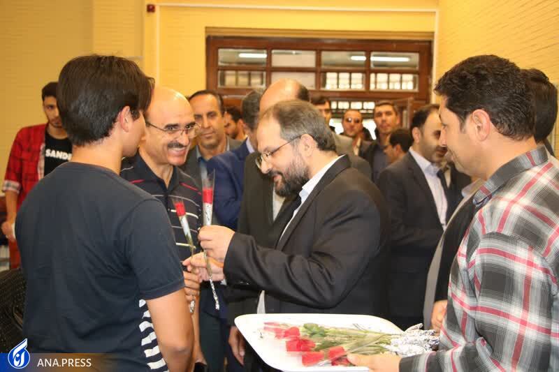 اهدای شاخه گل توسط دکتر جهان&zwnj;بین به دانشجویان دانشگاه آزاد اسلامی تبریز