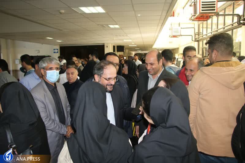 اهدای شاخه گل توسط دکتر جهان&zwnj;بین به دانشجویان دانشگاه آزاد اسلامی تبریز