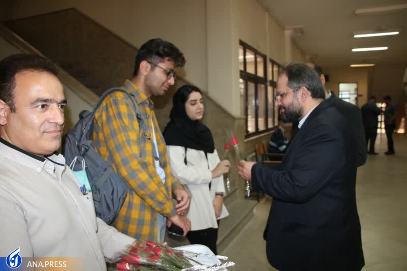 اهدای شاخه گل توسط دکتر جهان&zwnj;بین به دانشجویان دانشگاه آزاد اسلامی تبریز