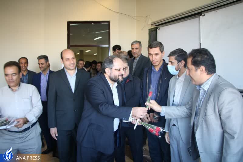 اهدای شاخه گل توسط دکتر جهان&zwnj;بین به دانشجویان دانشگاه آزاد اسلامی تبریز