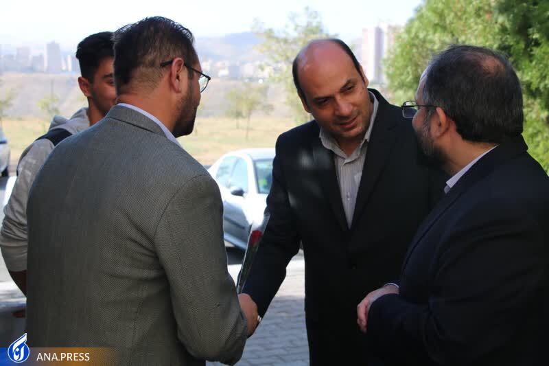 اهدای شاخه گل توسط دکتر جهان&zwnj;بین به دانشجویان دانشگاه آزاد اسلامی تبریز