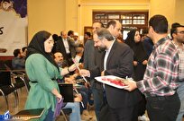 استقبال از دانشجویان تبریزی با شاخه گل + تصاویر