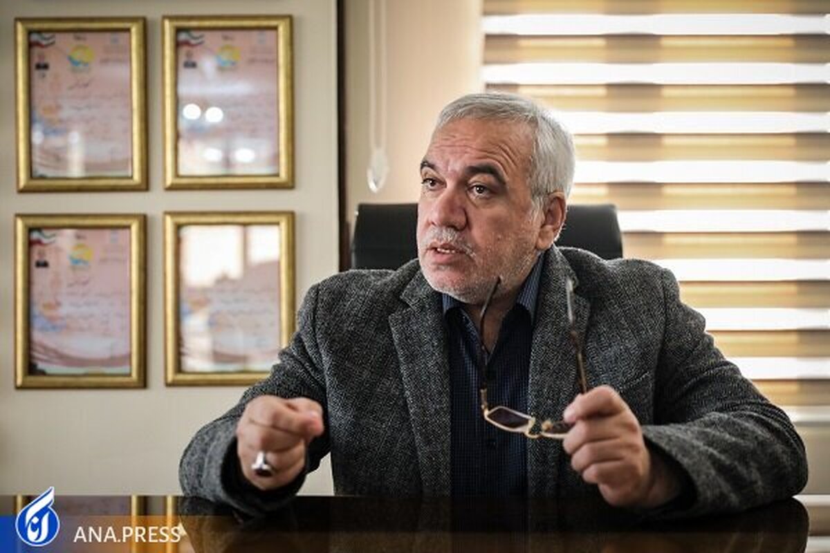 فتحاللهزاده در استقلال آغاز به کار کرد