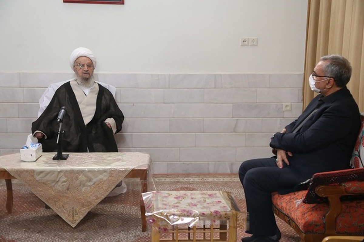 آیتاللهالعظمی مکارم شیرازی: اینکه بخواهیم با فشار، مسئله حجاب یا کمبود جمعیت را حل کنیم، درست نیست