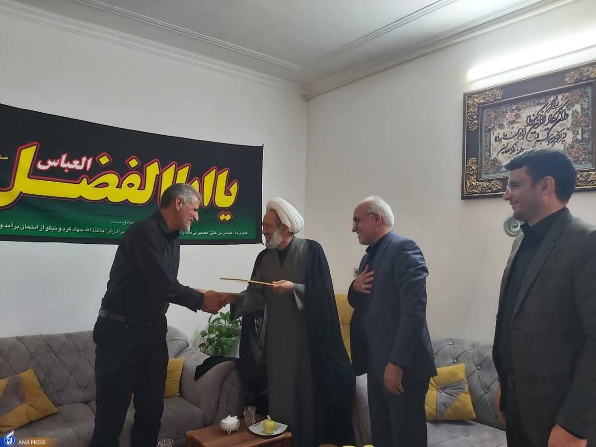 رفع مشکل خانواده شهدا از وظایف مسئولان است