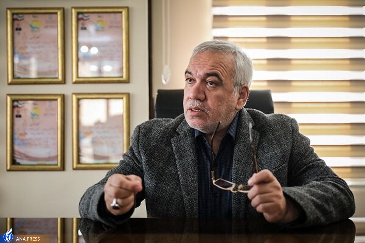 حضور مدیرعامل استقلال و مدیران فدراسیون فوتبال بر مزار شهید سلیمانی+ عکس