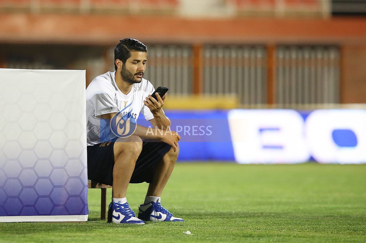 اقدام جالب توجه مدافع استقلال در جشن قهرمانی+ تصاویر