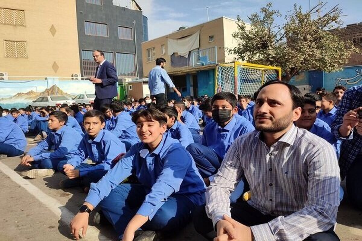 سخنگوی دولت به مدرسه دوران کودکیاش رفت