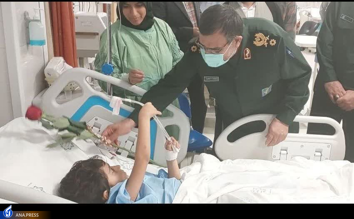 فرمانده نیروی دریایی سپاه از جانباز خردسال حمله به حرم شاهچراغ (ع) عیادت کرد