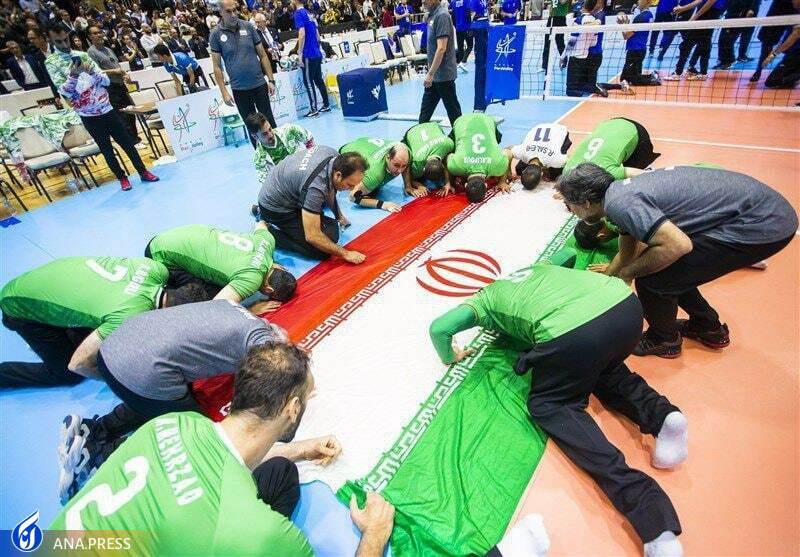 سجده شکر مردان والیبال نشسته به پرچم ایران+ عکس سجده شکر مردان والیبال نشسته به پرچم ایران+ عکس