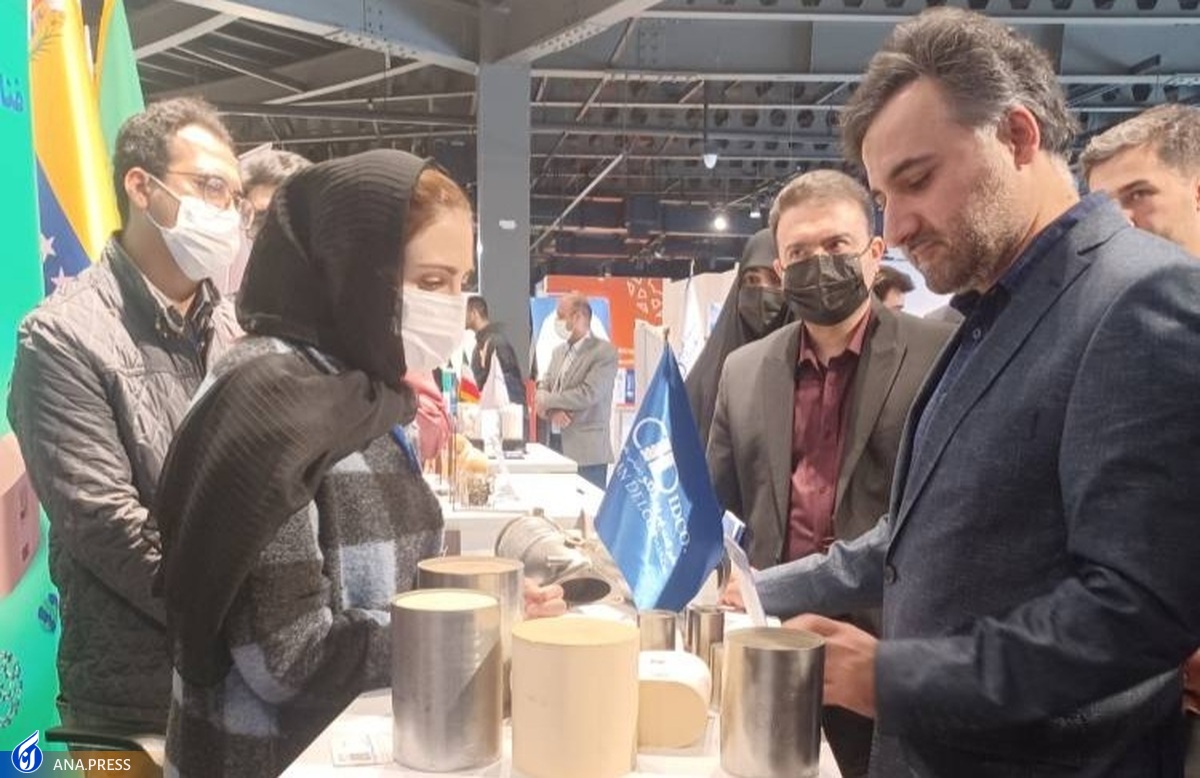 معاون علمی، فناوری و اقتصاد دانش بنیان رییس جمهور از نمایشگاه تخصصی کاتالیستهای شیمیایی بازدید کرد