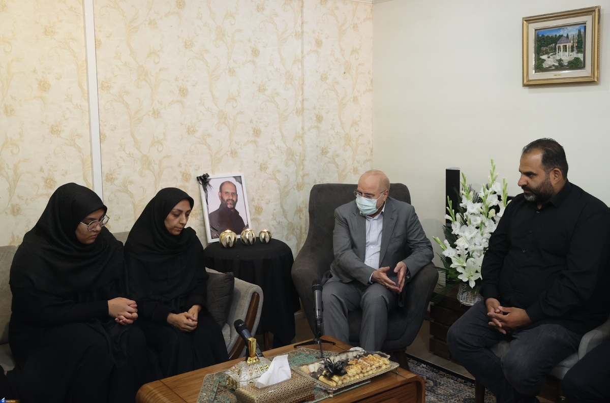 دیدار رئیس مجلس با خانواده یک شهید و جانباز اغتشاشات اخیر/ قالیباف: مدیون کسانی هستیم که خالصانه و فقط برای خدا و حفظ ناموس مردم اقدام کردند
