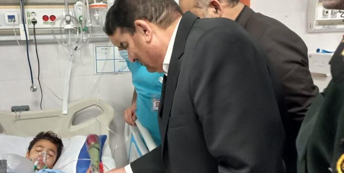 مخبر و وحیدی از مجروحان حادثه تروریستی شیراز عیادت کردند