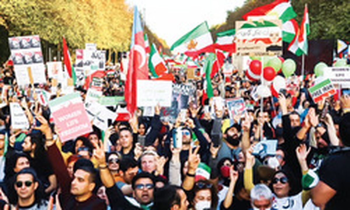 تهیه‌کنندگی صحنهٔ جنگ احزاب اسپاگتی با ۱۶ پرچم
