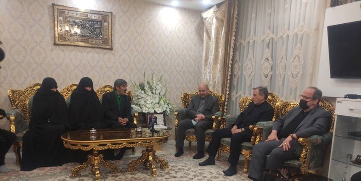 حضور قالیباف در منزل شهید معصومی