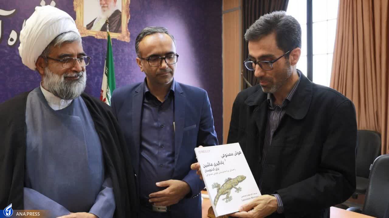 رونمایی از دو کتاب در دانشگاه آزاد اسلامی واحد کاشان