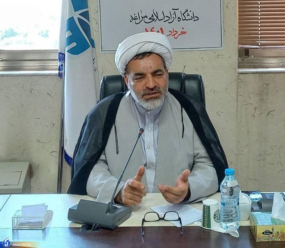 برخی مسئولان فریبخورده آب به آسیاب دشمن میریزند