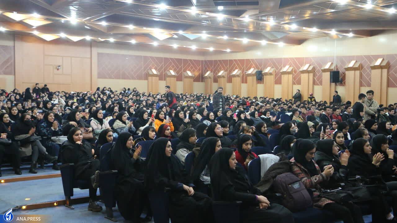 دانشجویان در خط مقدم مقابله با دشمن هستند