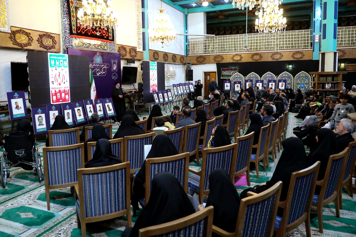 دشمن از سویی شعار «زندگی» سر میدهد و از سوی دیگر عمال او در حرم شاهچراغ جان کودک ۱۰ ساله را میگیرد