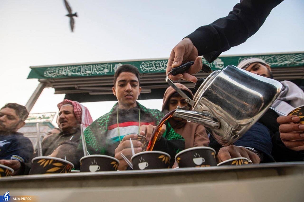 توزیع روزانه بیش از ۲ هزار لیوان چای بین زائران کربلا در ایام فاطمیه +عکس توزیع روزانه بیش از ۲ هزار لیوان چای بین زائران کربلا در ایام فاطمیه +عکس