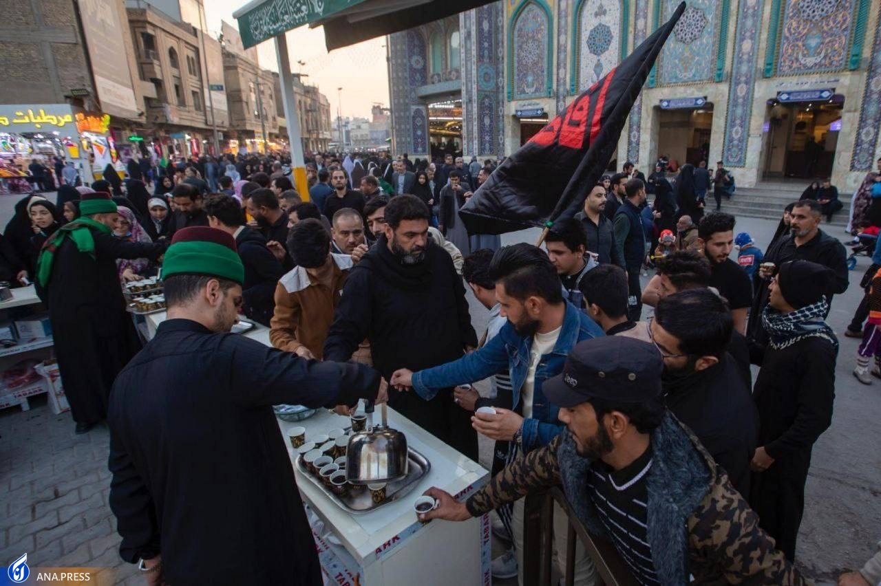 توزیع روزانه بیش از ۲ هزار لیوان چای بین زائران کربلا در ایام فاطمیه +عکس توزیع روزانه بیش از ۲ هزار لیوان چای بین زائران کربلا در ایام فاطمیه +عکس