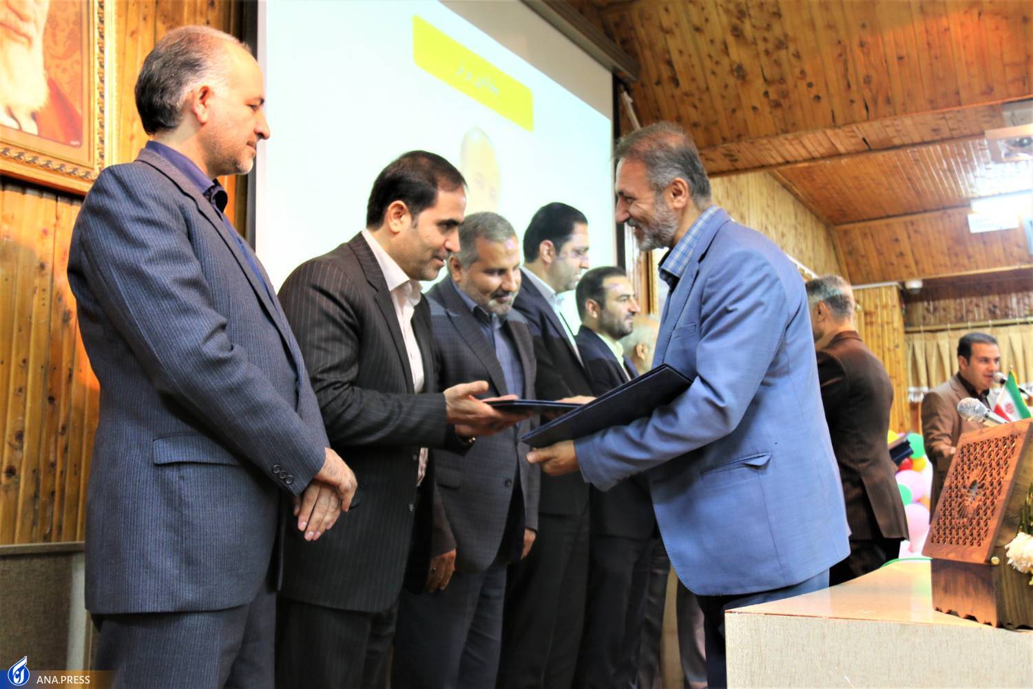 عقد قرارداد ۶ طرح تحقیقاتی برون&zwnj;دانشگاهی در ۵ ماه