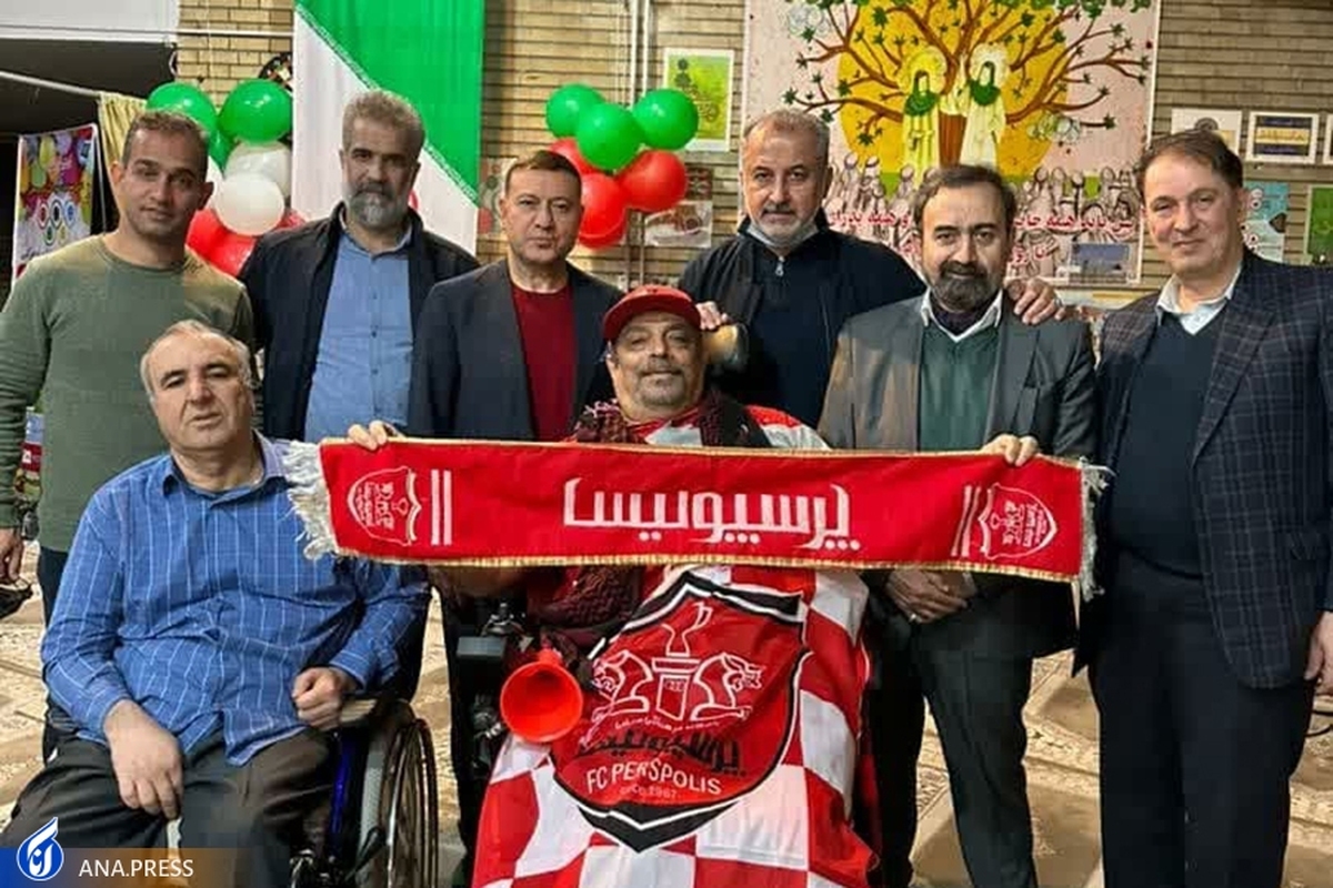درویش تماشاگر دربی در کنار استقلالیها و پرسپولیسیها+تصاویر