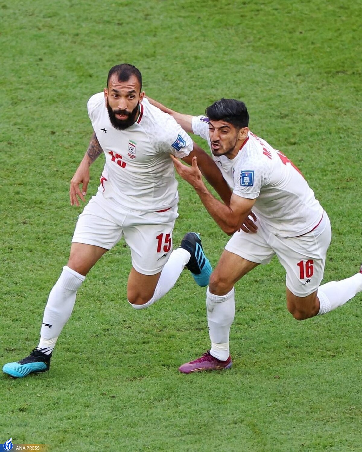 شادی هواداران ایران بعد از دو گل در ورزشگاه از دریچه دوربین