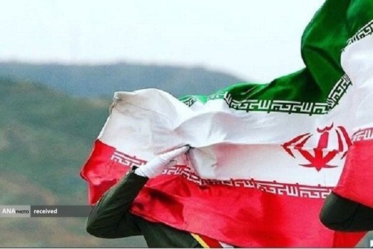 اهتزاز ۱۰۰ ابرپرچم در پایتخت به مناسبت روز جمهوری اسلامی