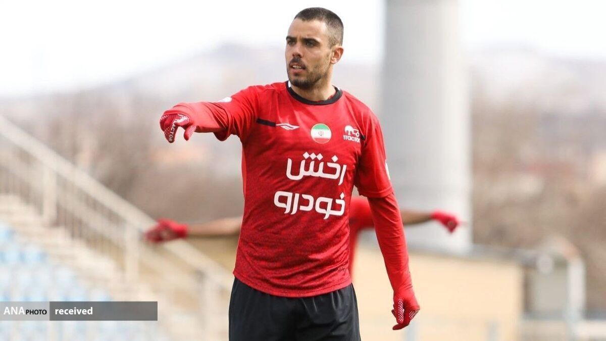 مشکل سرمربی و هافبک تراکتور حل شد